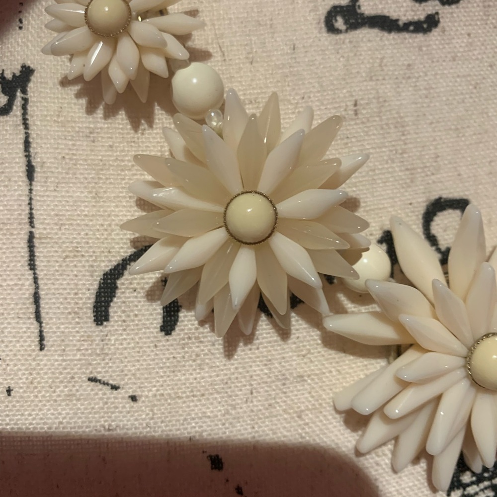 Talbots Off-White Daisy Floral Flowers Lucite Beaded Necklace - Picture 4 of 5